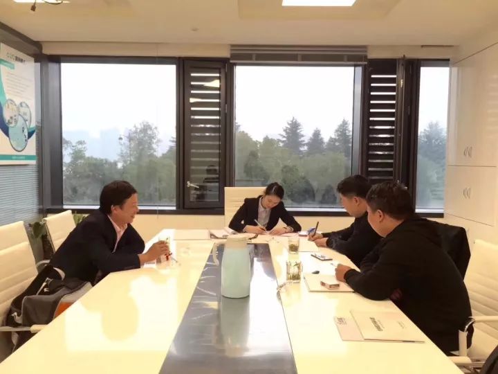 热烈祝贺魏总、吴总、杨总签约创绿家陕西省市级代理！