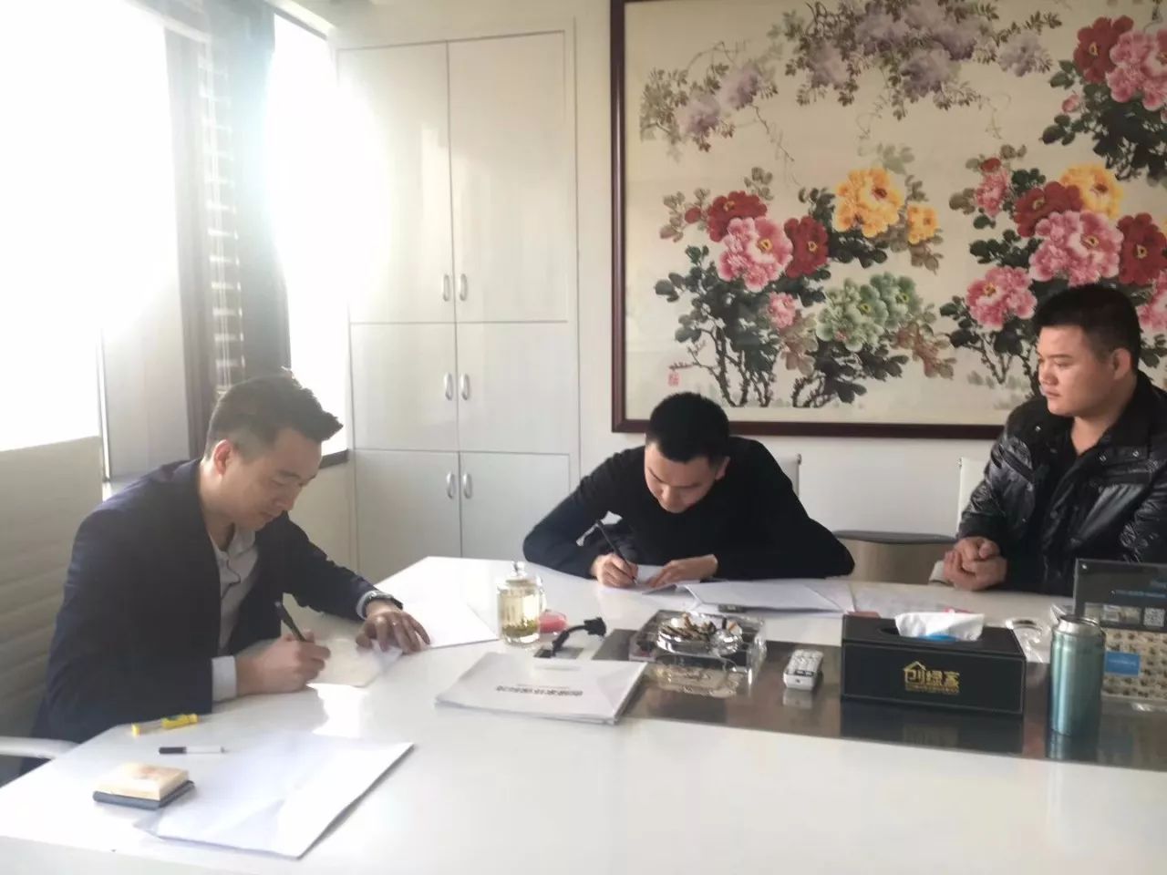 热烈祝贺周总、杨总签约创绿家海南省市级代理！